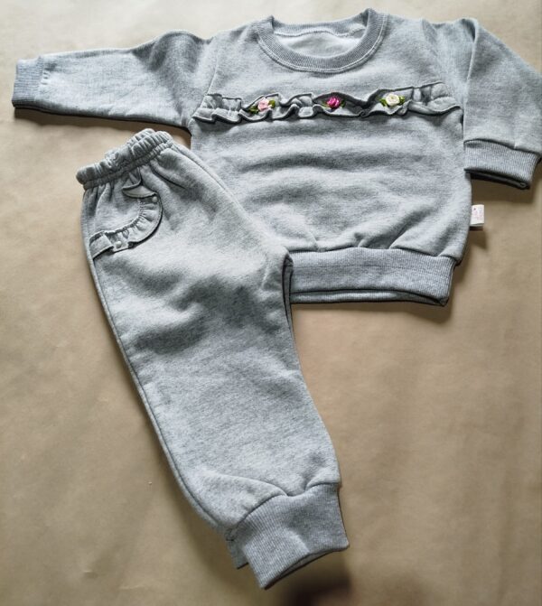 2026/06/1001346955-scaled.jpg conjunto frizado Gris